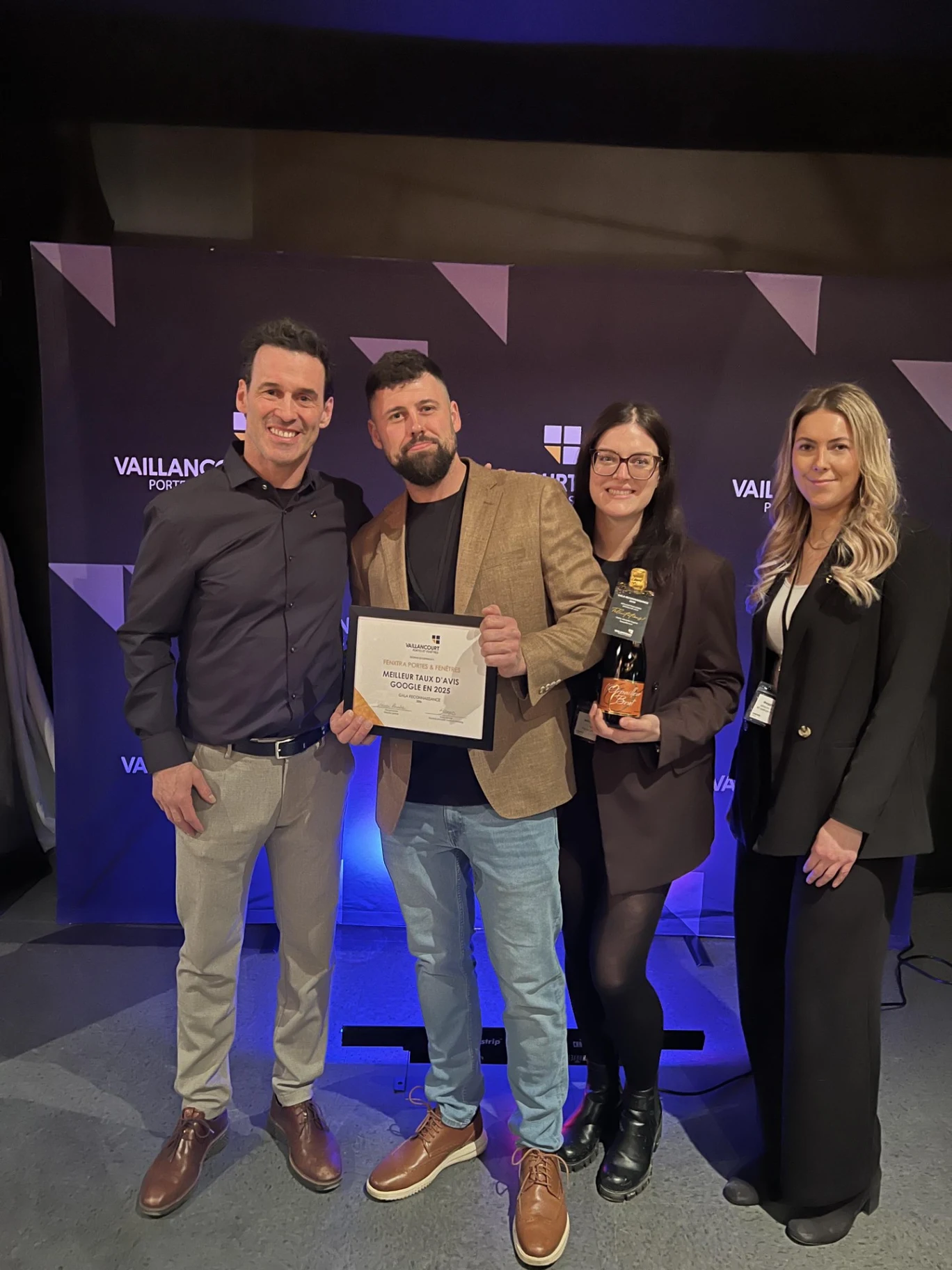 Photo de la remise d’un certificat Vaillancourt à FenXtra portant la mention « Meilleur taux d’avis Google en 2025 ».